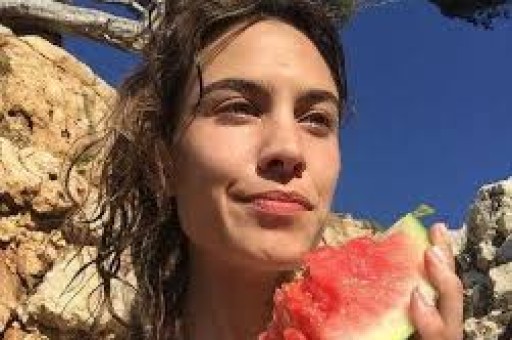 50岁马伊琍新造型惹争议前夫开饭店引关注姚笛用二十年翻红